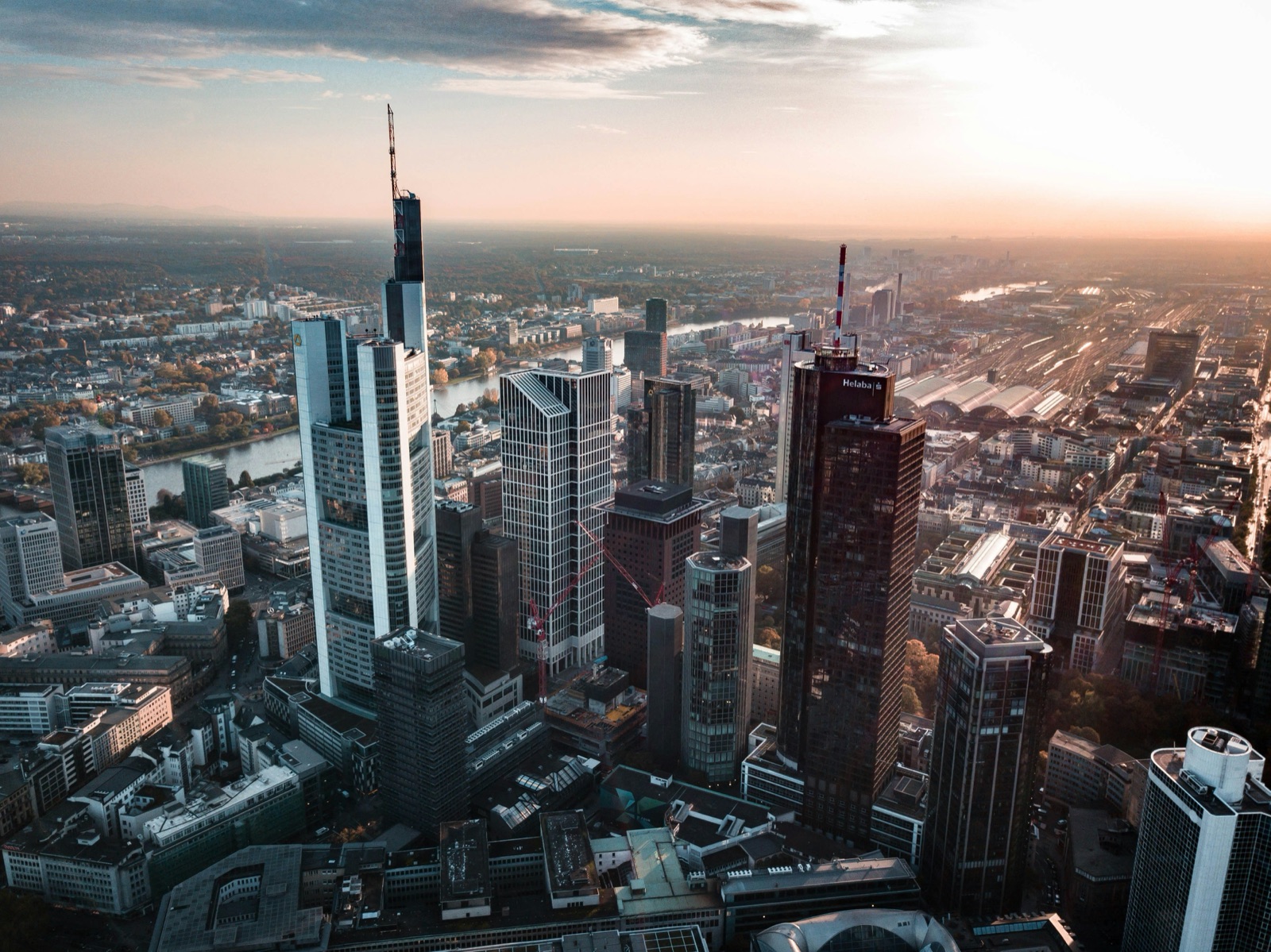 Luftaufnahme der Frankfurter Skyline bei Sonnenuntergang
